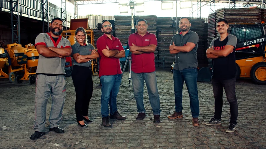 Equipe da Agaé Locação no galpão