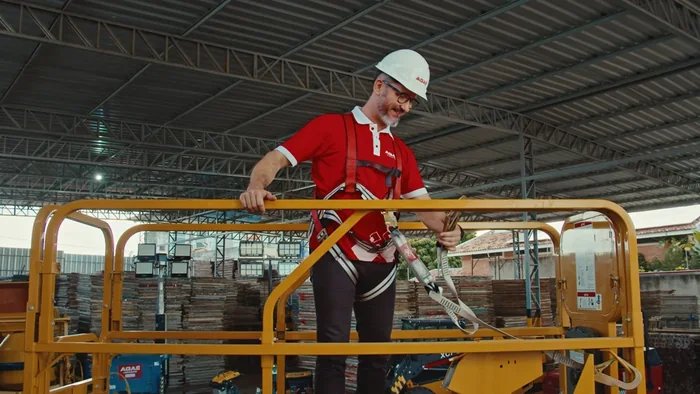 Plataforma elevatória no galpão Agaé