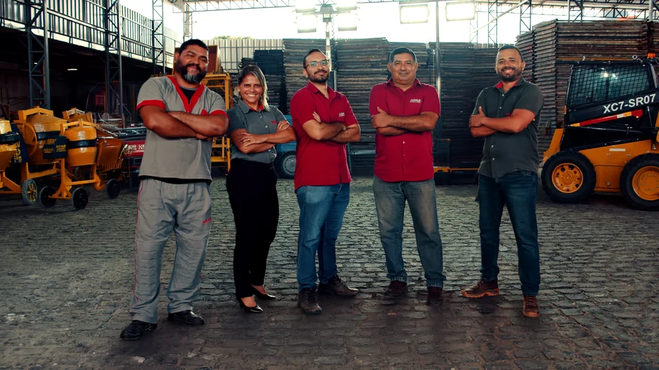 Equipe da Agaé Locação no galpão